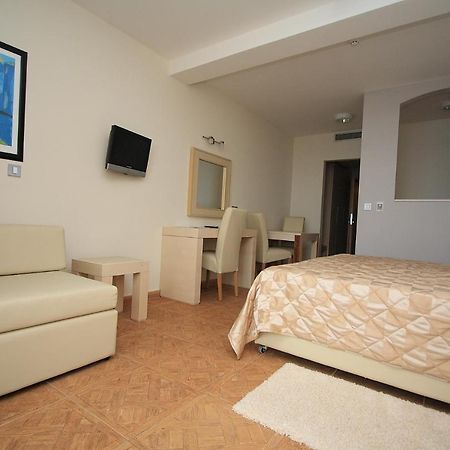 Aparthotel Natalia Podgora Bagian luar foto