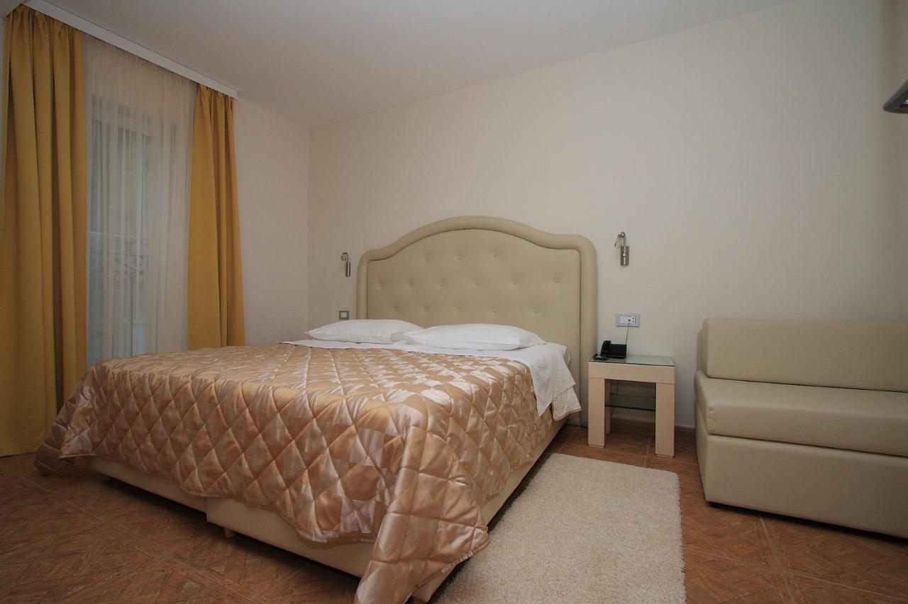 Aparthotel Natalia Podgora Bagian luar foto
