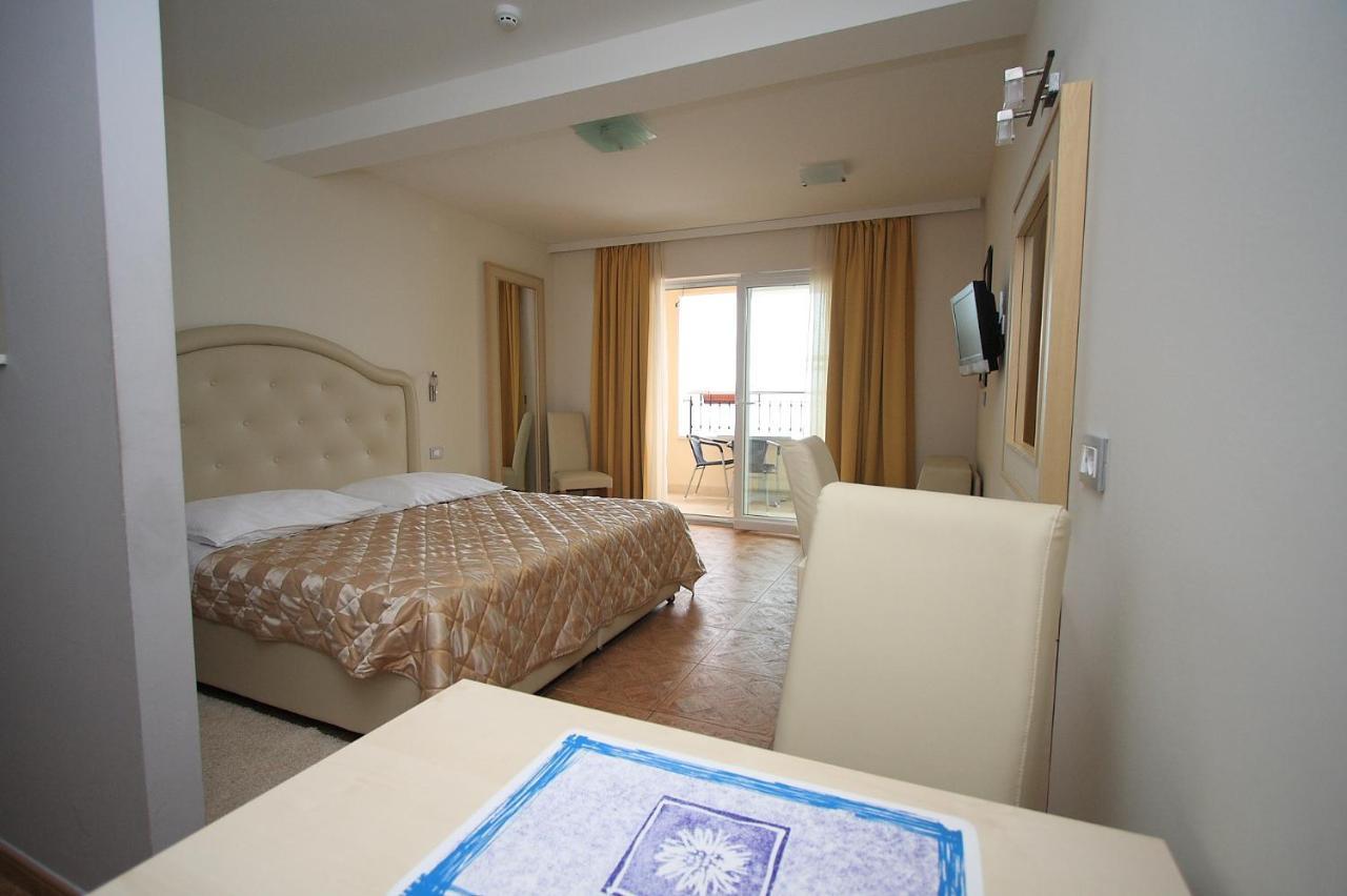 Aparthotel Natalia Podgora Bagian luar foto