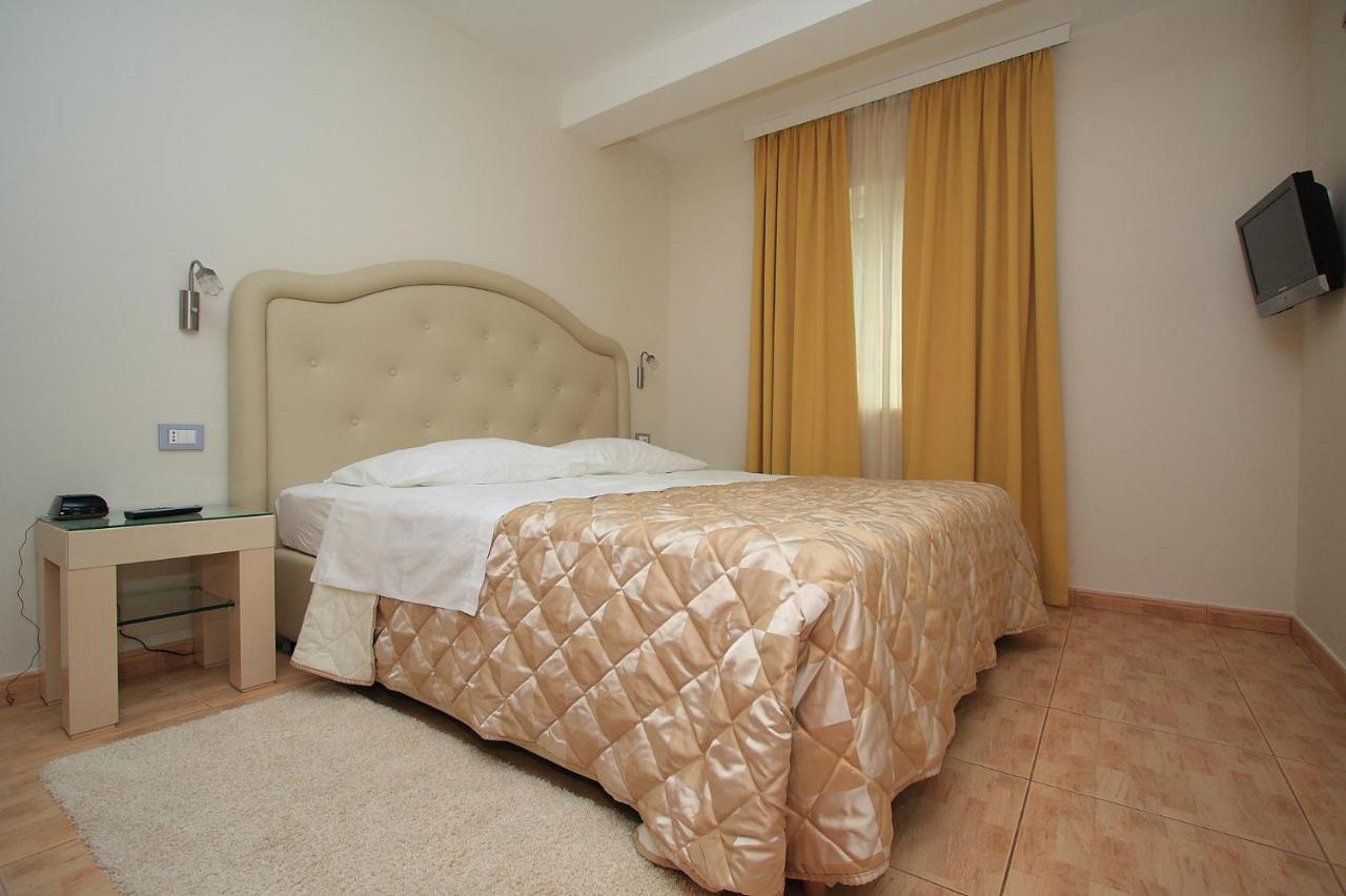 Aparthotel Natalia Podgora Bagian luar foto